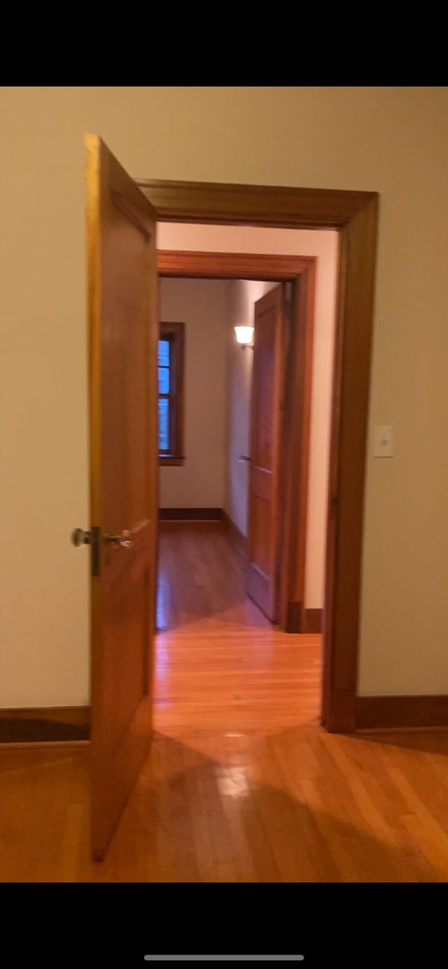 Building Photo - 346 King St