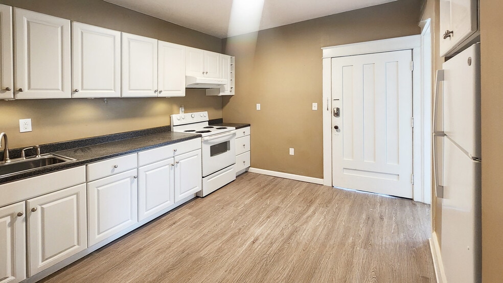 Kitchen - 542 6th W St