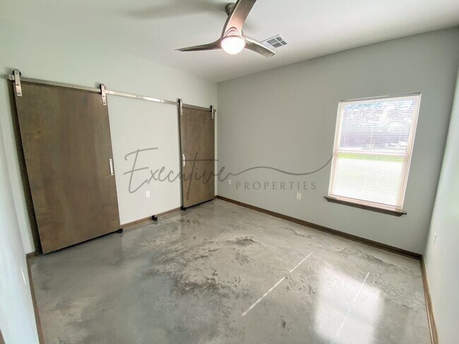 Building Photo - 146 Arlington Dr