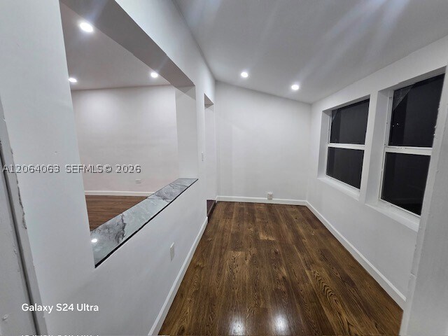 Building Photo - 1071 NE 160th St
