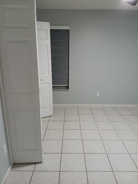 Building Photo - 2507 Matena Ave S