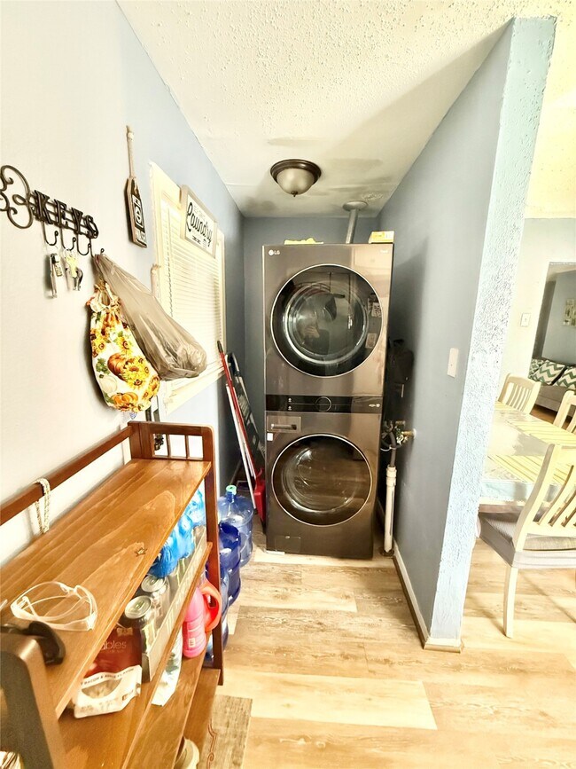 Building Photo - 521 Cypress Dr