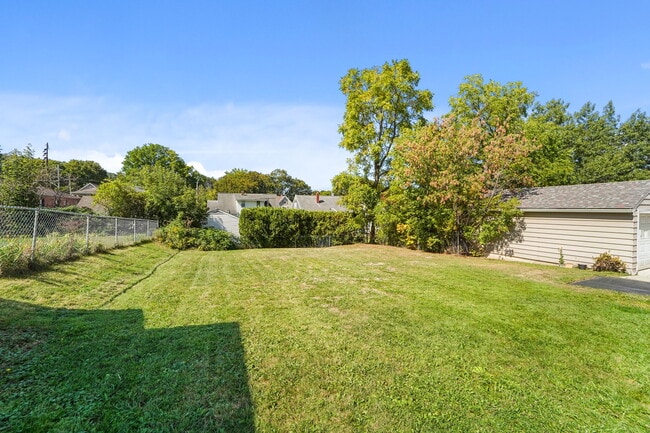 Building Photo - 116 Mary St