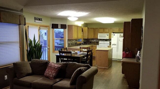 Building Photo - 5 Bedroom Single Family Home.  Great Location!