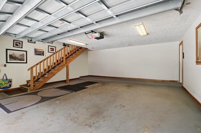 Building Photo - 122 SE Crestwood Cir
