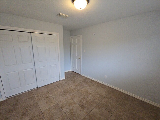 Building Photo - 13806 Long Glen Dr