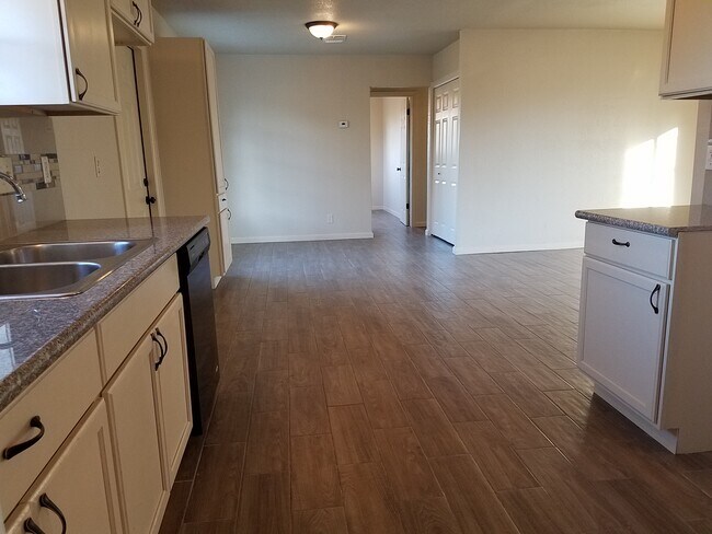 Building Photo - 5227 Vlg Gln Dr