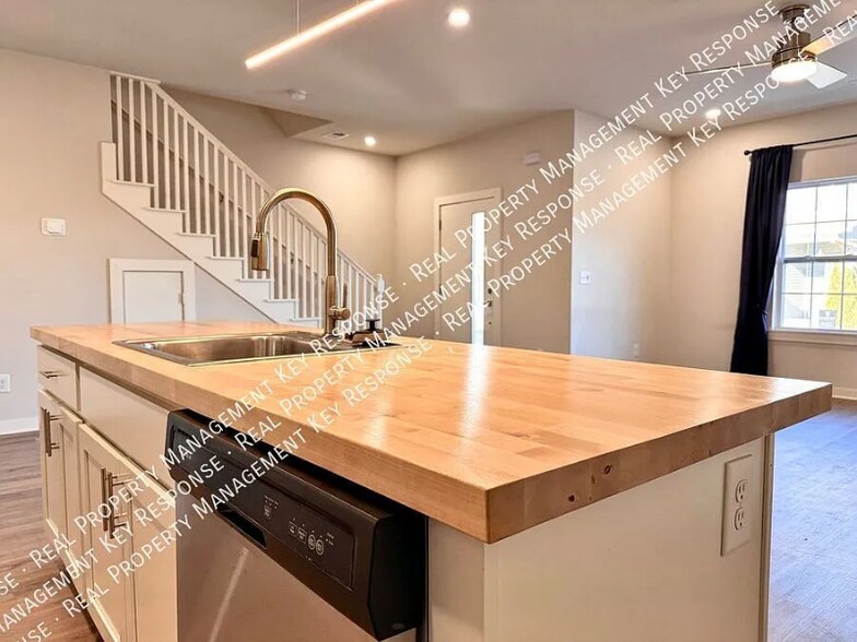 Building Photo - 3619 Hydes Ferry Rd