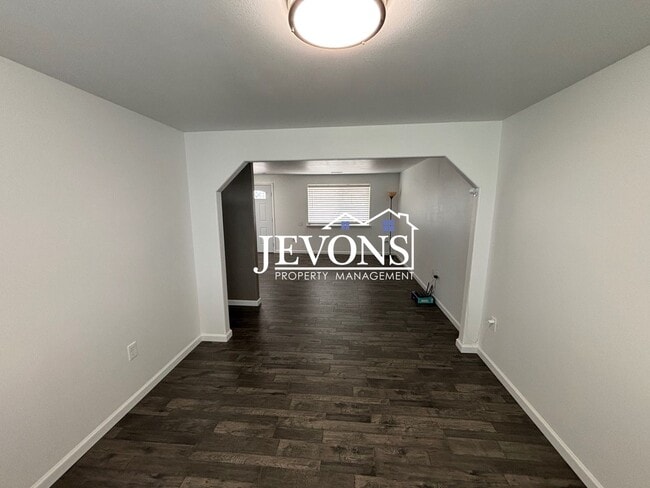 Building Photo - $500 Rent Credit - Charming 4-bedroom home with laundry and full kitchen, located near WA-17 and ...