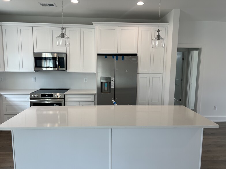 Kitchen and appliances - 132 Hargrove Dr