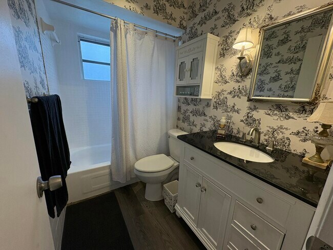 Building Photo - 609 NE 13th Ave