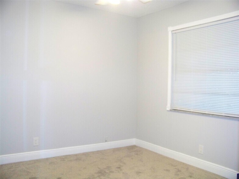 Building Photo - 3218 NW 102nd Ter