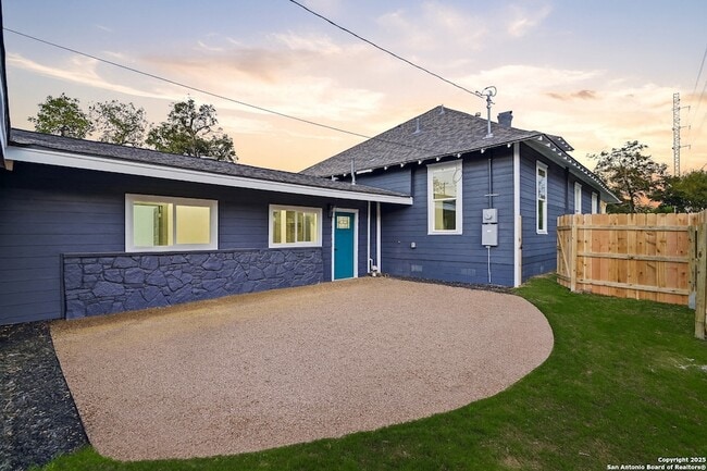 Building Photo - 207 Loretta Pl