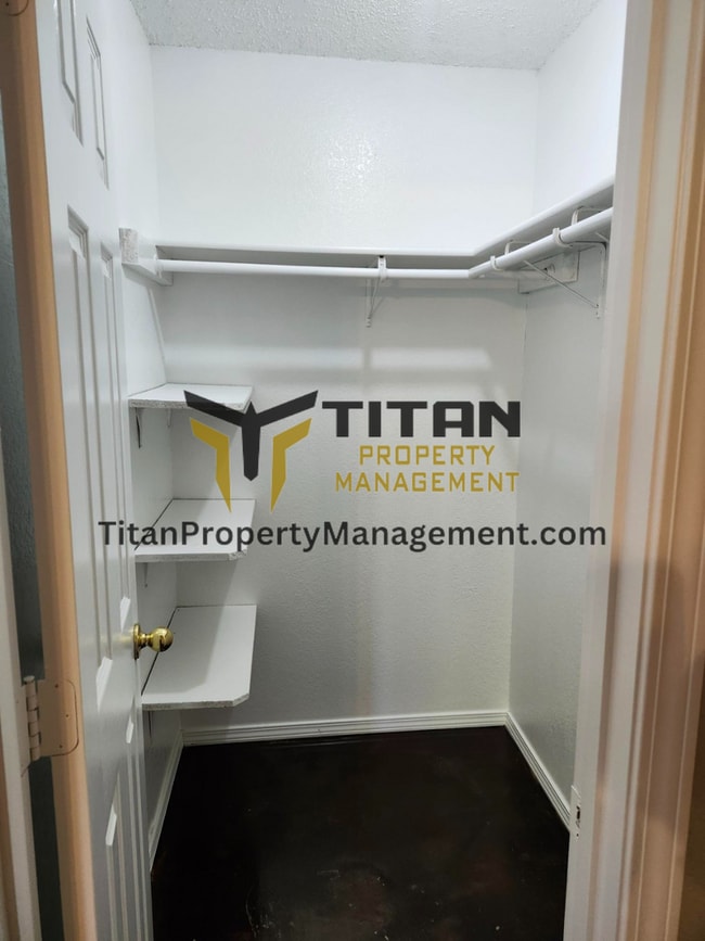 Building Photo - 3b/2b house