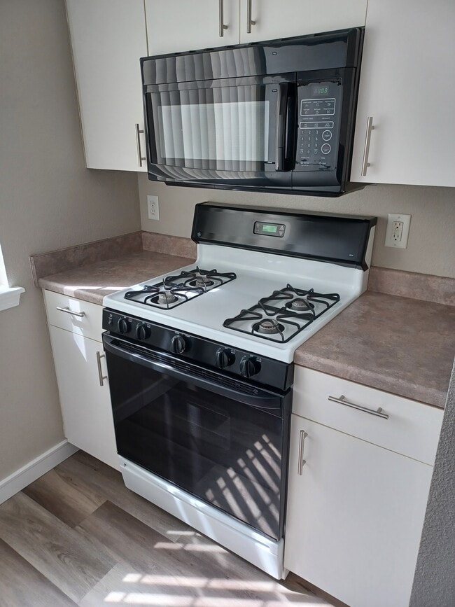 Building Photo - Camels Back Apartments