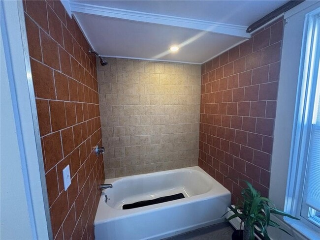 Building Photo - 712 Hope St