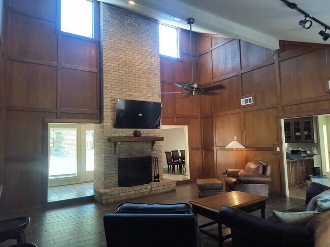 Building Photo - 1375 Shadowdale St