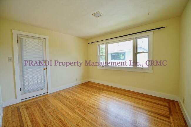 Building Photo - Modern End Unit Apartment in Downtown Novato