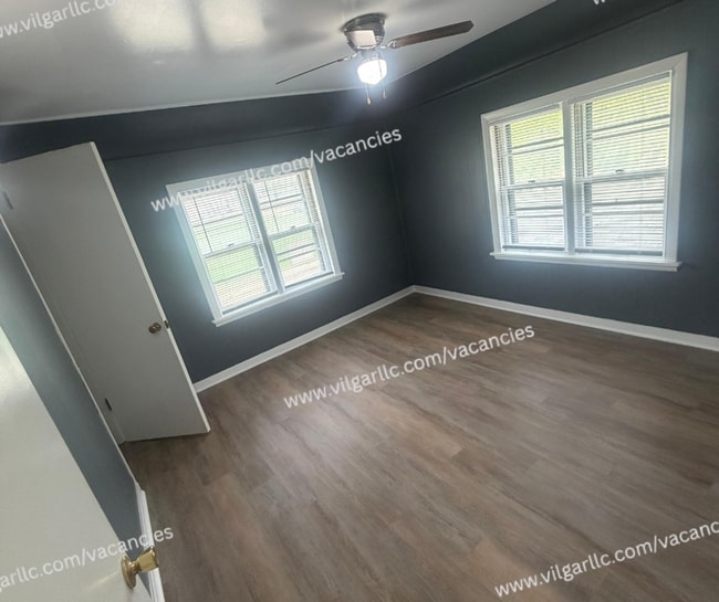 Building Photo - 4-bedrooms, 1-Bath - 2-floor Duplex Home