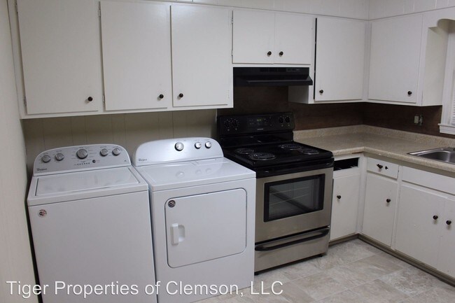 Building Photo - 2 br, 1 bath Room For Rent - 210 Cochran Rd