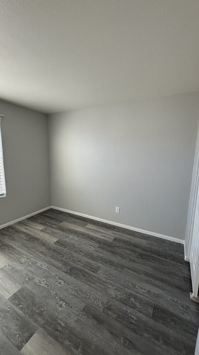 Building Photo - 4 Bed, 3 Bath