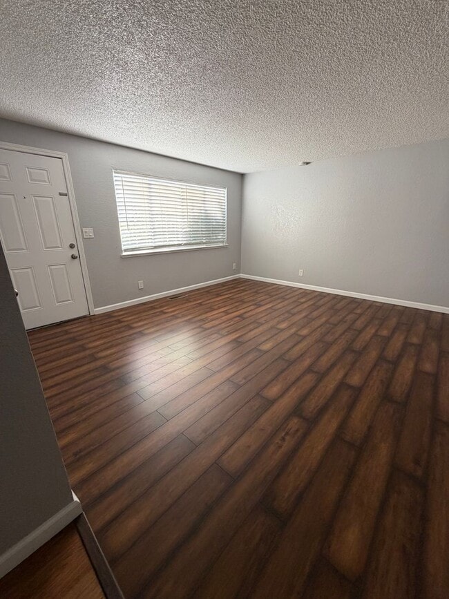 Building Photo - Centrally located home, clean and ready for occupany