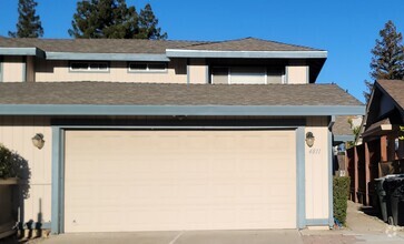 Building Photo - Adorable 2 bedroom 2 bath Duplex