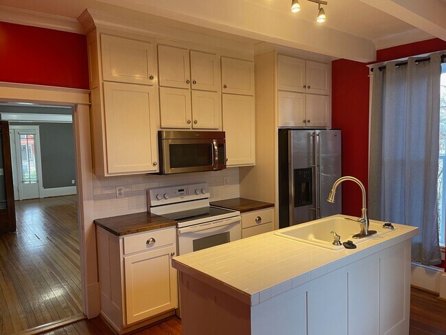 Building Photo - Sylvan Park bungalow, 4508 Park Ave.  2br,...