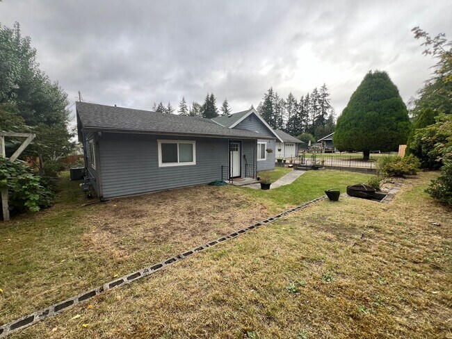 Building Photo - Tracyton 3 Bedroom w/ Tons of Parking & Huge Lot! Avail. 4/15