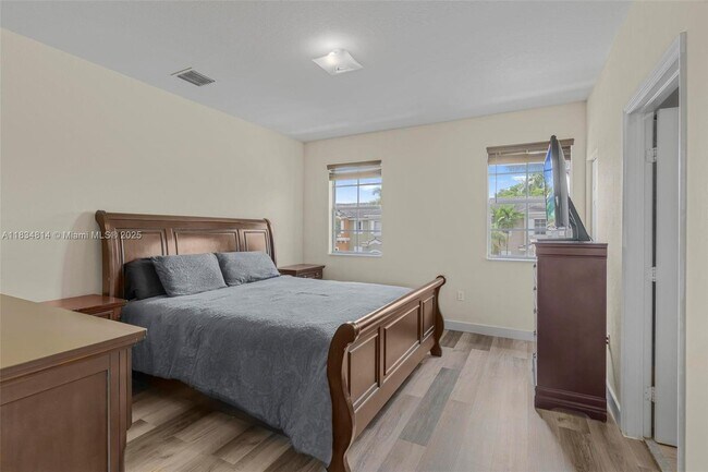 Building Photo - 755 E Mowry Ct