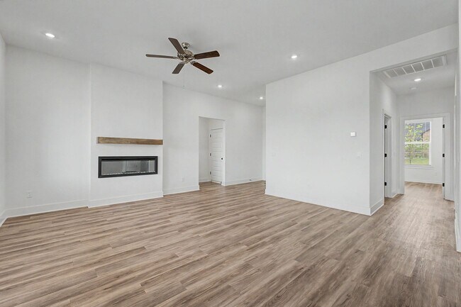 Building Photo - 407 W Taverner Xing