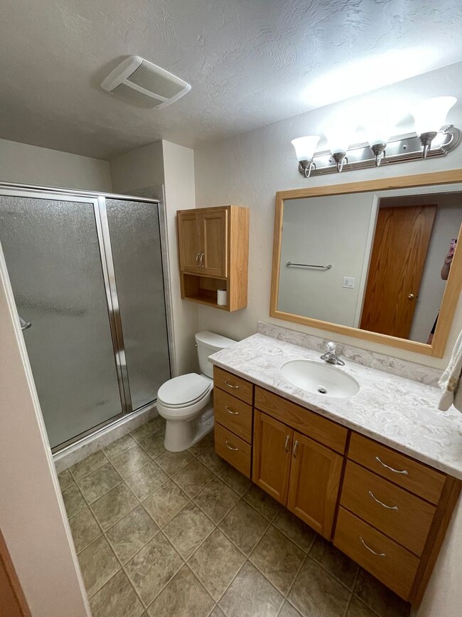 Building Photo - Large 4 Bed/ 2 Full Bath Home in the Gilha...