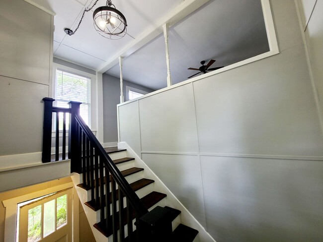 Building Photo - Remodeled 1 Bed, 1 Bath 4-Plex Craftsman A...