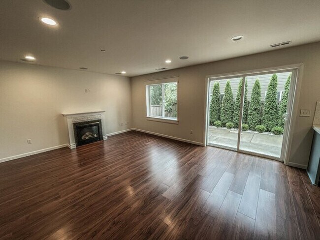 Building Photo - 3 Bed 2.5 Bath 2 Car Garage 1493sf Low maintenance yards. Prime Location.