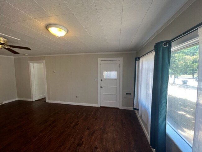 Building Photo - CHARMING OLDER 2 BEDROOM HOME W/ BUILT INS