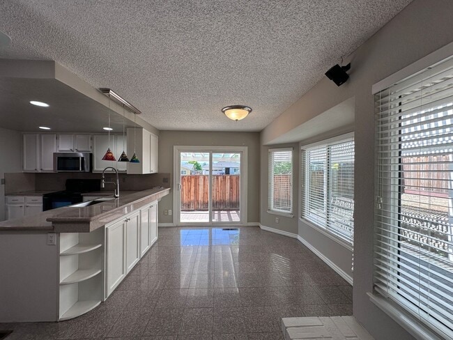 Building Photo - THIS is YOUR home, stunning 4/2 w/ AC, near Foothills