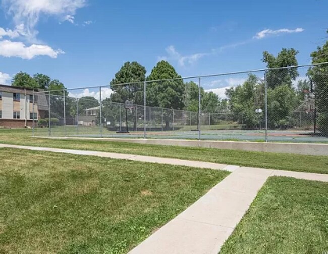 Building Photo - Nice Studio condo-swimming pool!