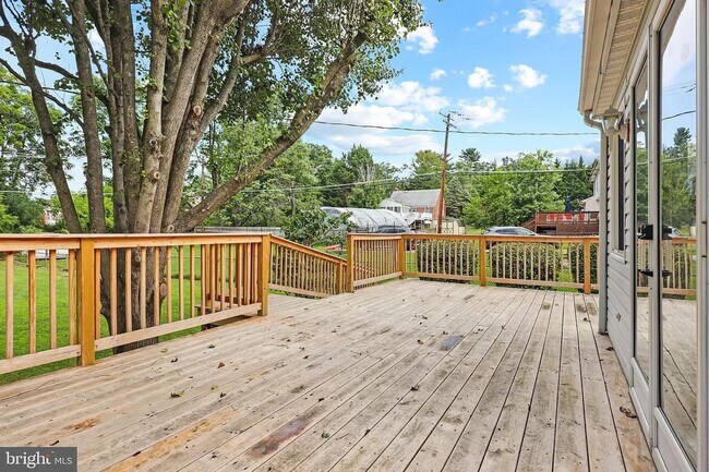 Building Photo - Picture-Perfect 2 Bedroom Home!