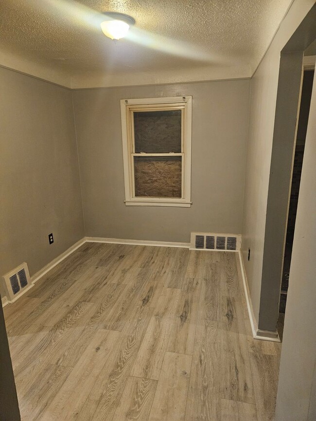 Building Photo - 3 Bedroom 1 Bath Ranch