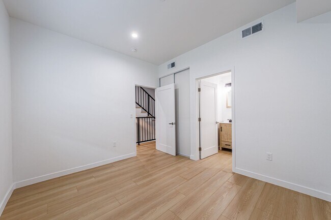 Building Photo - 11841 Runnymede St