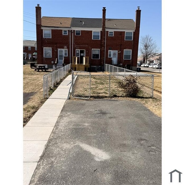 Building Photo - 3 bedroom with Parking