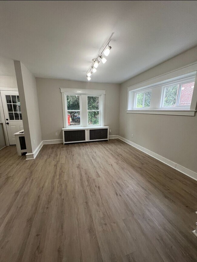 Building Photo - Renovated 3 Bedroom End Unit Available Now!