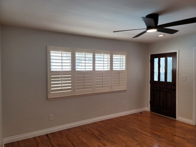 LIVING ROOM - ENTRY - 2604 Graham Ave