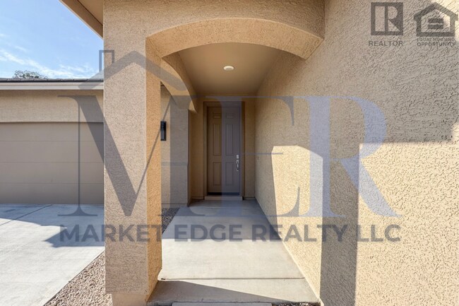 Building Photo - 2Bed/2Bath Gated Turnkey Home in Wickenburg! Ready for Immediate Move-In! -- 4 CAR GARAGE!