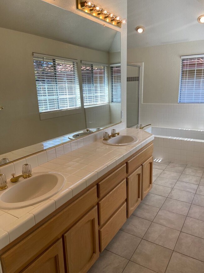 Building Photo - American River Canyon Folsom - 3 Bdrm, 3 Bath in gated community