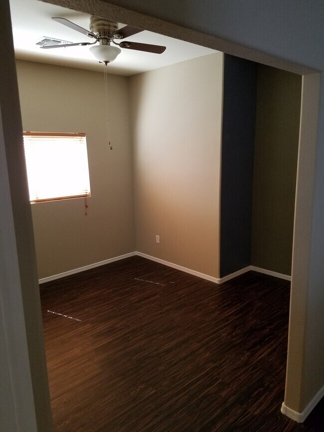 Building Photo - Beautiful 3/2 plus a den for rent near 27th Ave. & Roeser Rd.