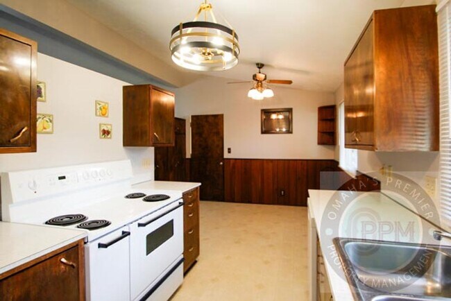 Building Photo - Comfortable 3 Bd /1.5 Ba Home  $300.00 off...