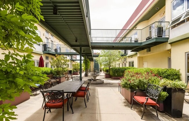 Building Photo - Modern Art Deco Two Bedroom Condo in Nob Hill