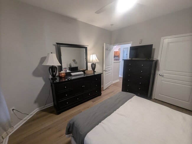 Building Photo - 400 Bucksley Ln