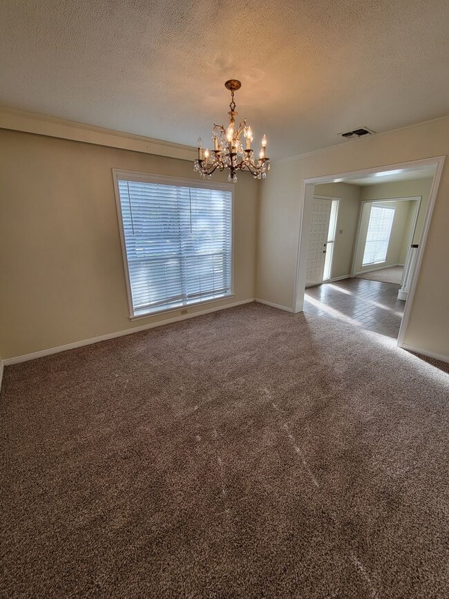 Building Photo - Bryan - 4 Bedroom - 2 bath - 2 story House with attached garage